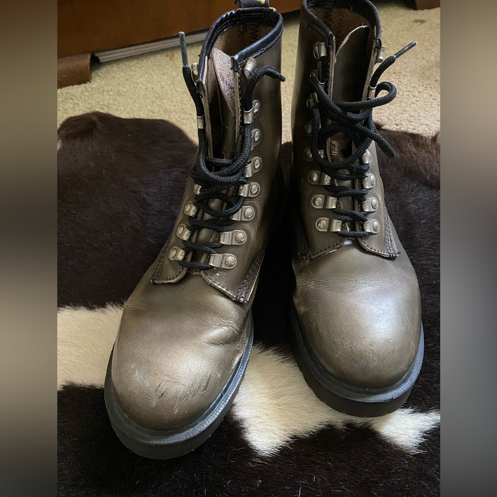 DR. MARTENS VINTAGE MADE IN ENGLAND 8217 LUG SOLE PLATFORM COMBAT HIKER BOOTS
